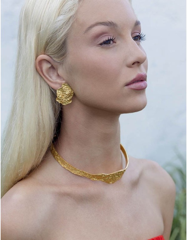 Choker dorado con superficie plana en relieve 2