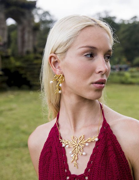 Collar dorado con adorno arrecife y perlas blancas