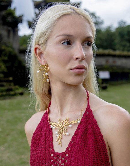 Collar dorado con adorno arrecife y perlas blancas