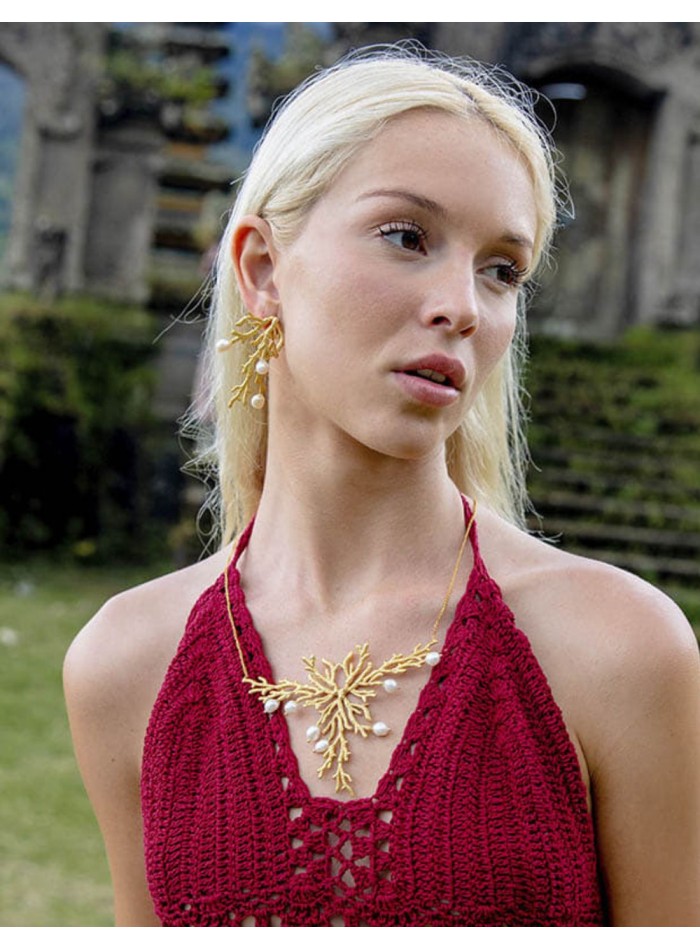 Gold necklace with reef ornament and white pearls