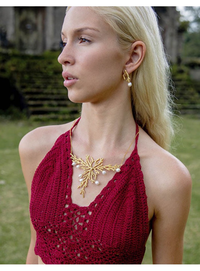 Collier en plaqué or avec ornements en récifs...