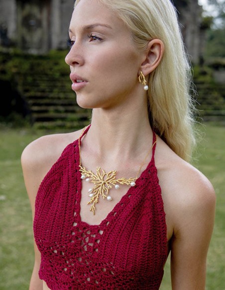 Collar dorado con adorno arrecife y perlas blancas