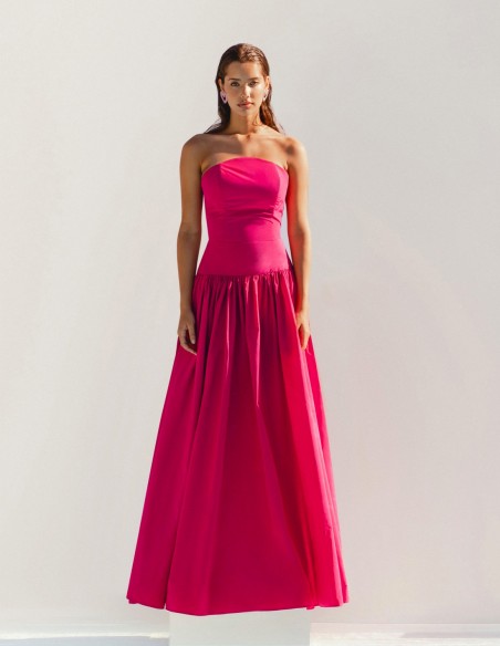 Vestido de fiesta largo con escote bandeau arqueado