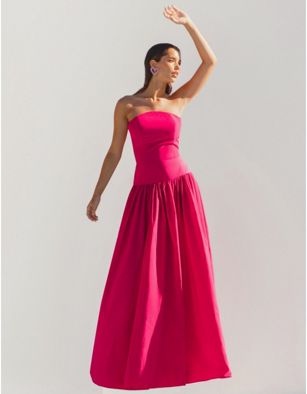 Vestido de fiesta largo con escote bandeau arqueado