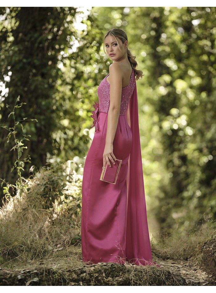Robe longue asymétrique avec cape