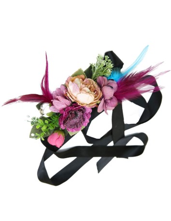 Flower and feather belt in lilac and purple at INVITADISIMA
