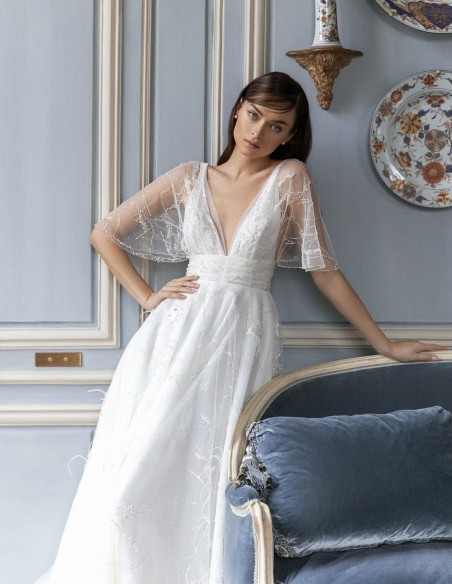 Robe de mariée avec manches courtes transparentes et jupe fluide