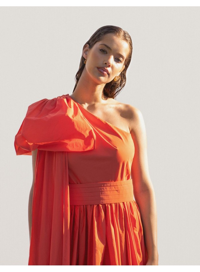 Robe longue de fête orange à encolure asymétrique