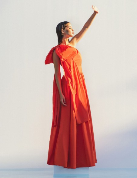Robe longue de fête orange à encolure asymétrique