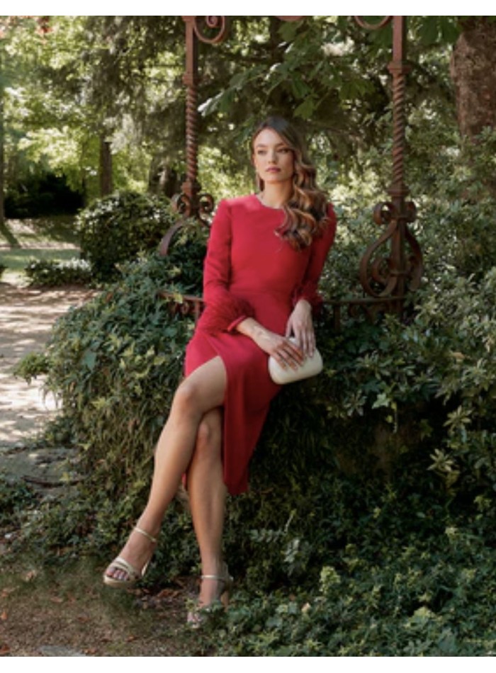 Vestido cóctel cruzado con manga larga de plumas