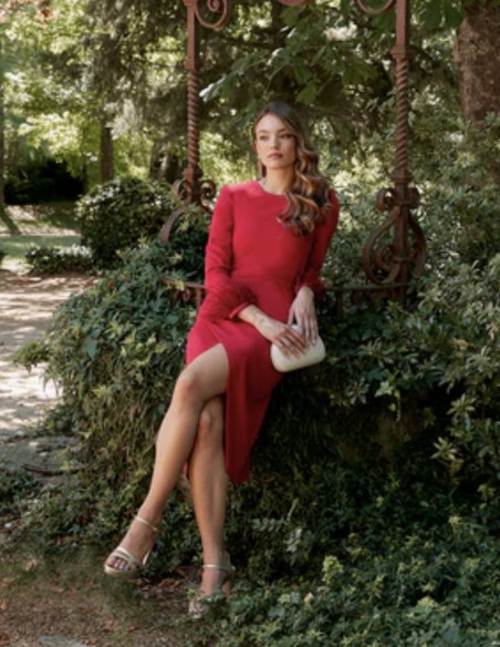 Vestido cóctel cruzado con manga larga de plumas