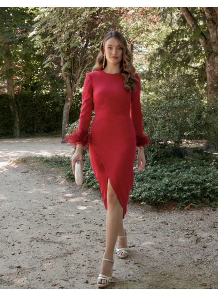 Vestido cóctel cruzado con manga larga de plumas