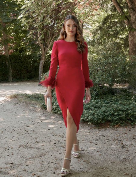 Vestido cóctel cruzado con manga larga de plumas