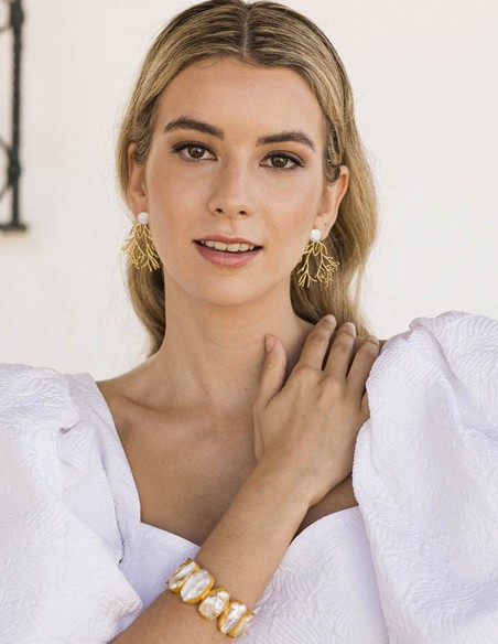 Pearlescent detail party earrings for guests Pearlescent detail party earrings for guests