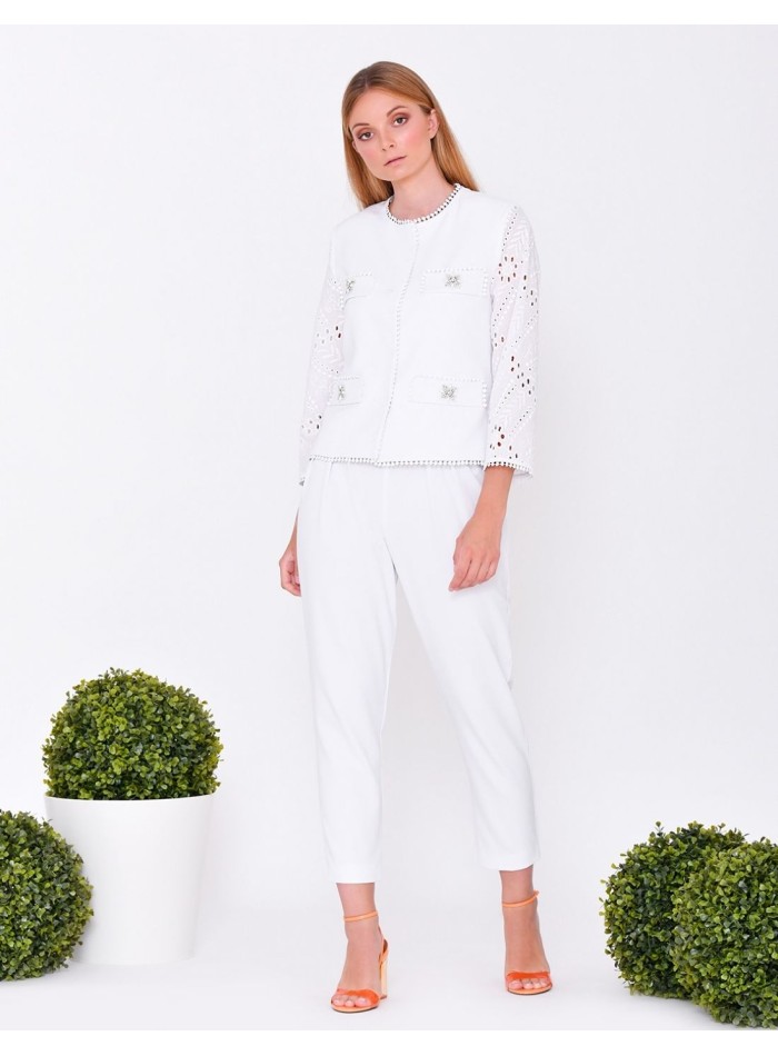 Conjunto de color blanco de pantalón y chaqueta con tejido calado con bolsillos.