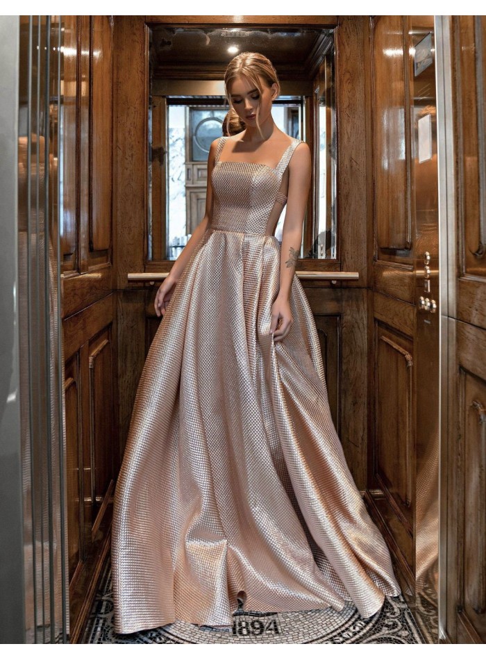 Robe longue de fête avec lamé et encolure carrée