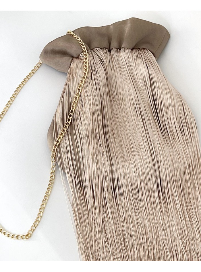 bombonera beige de raso para invitadas con cadena.