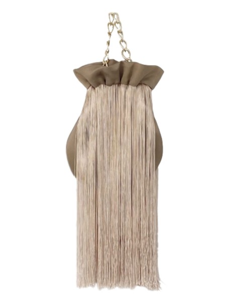 bombonera de raso con flecos largos y asa dorada metalizada.