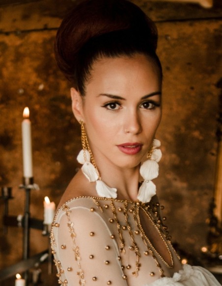 pendientes largos de petalos que cuelgan para novia. pendientes largos de petalos que cuelgan para novia.