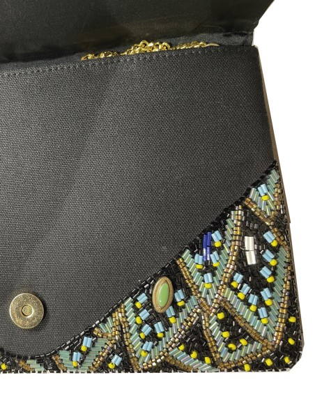 Bolso de mano de pedrería inspiración pavo real