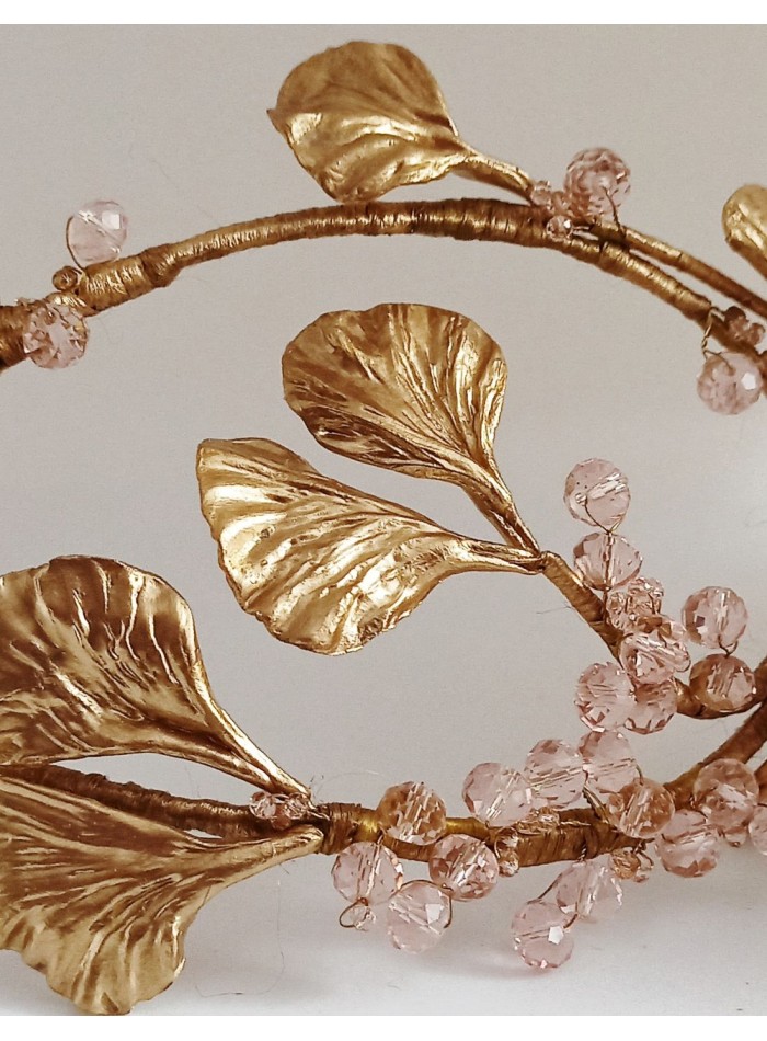 Tocado dorado para novias de hojas y cristales.