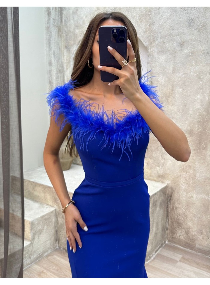 Robe de soirée avec encolure bandeau en plumes