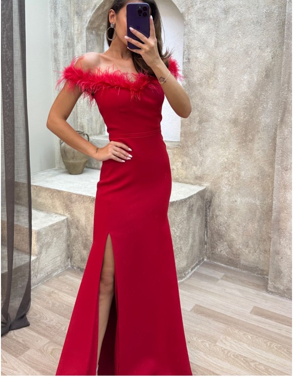 Robe de soirée avec encolure bandeau en plumes