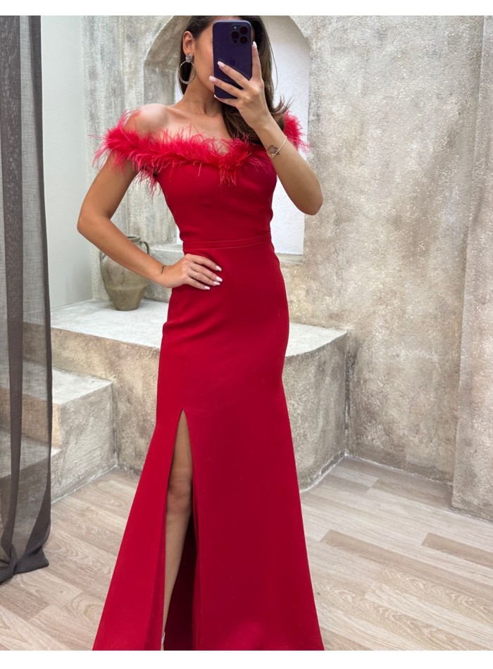 Robe de soirée avec encolure bandeau en plumes