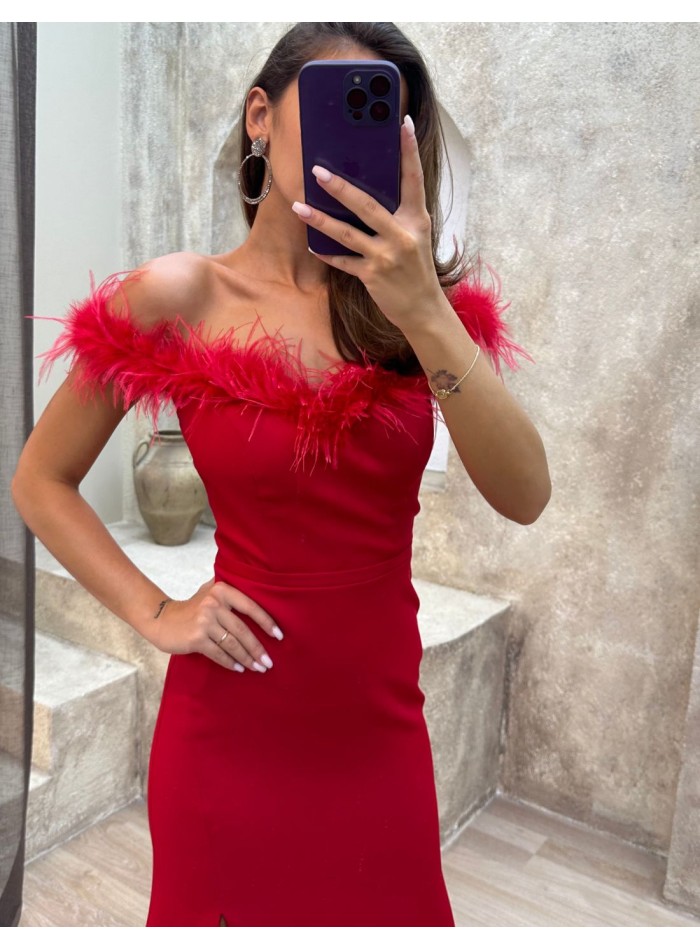 Robe de soirée avec encolure bandeau en plumes