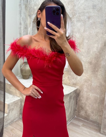 Vestido de fiesta con escote bandeau de plumas