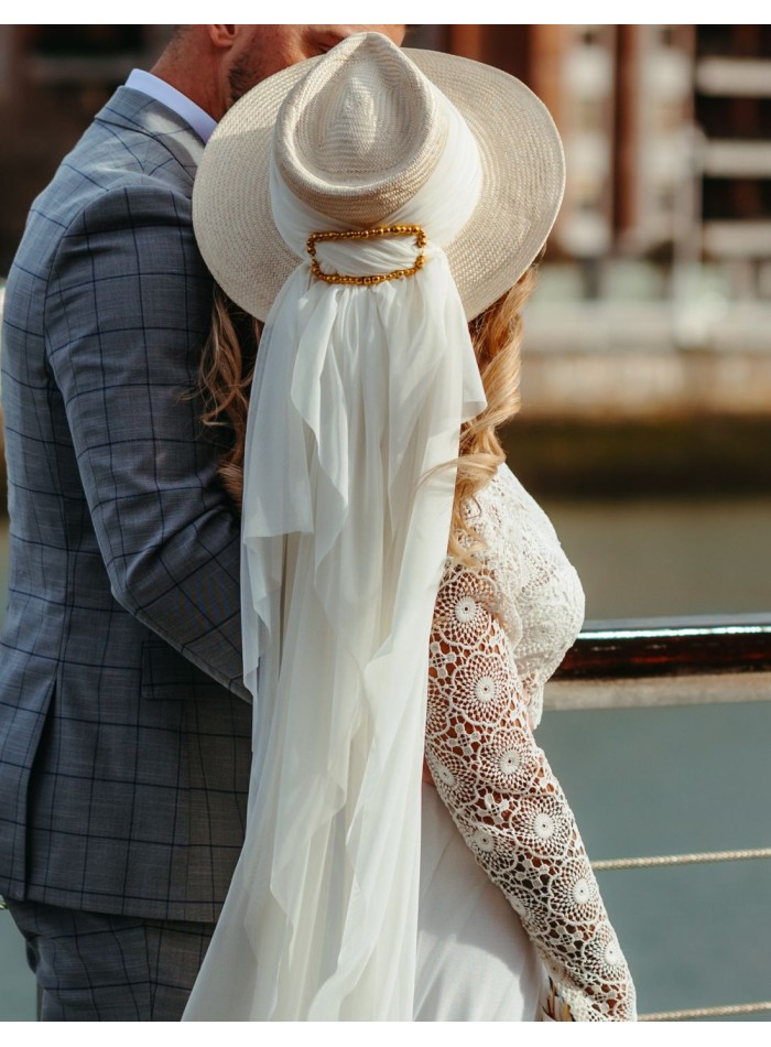 Sombrero blanco de buntal con hebilla dorada metalizada.