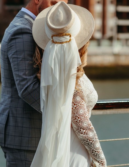 Sombrero blanco de buntal con hebilla dorada metalizada. Sombrero blanco de buntal con hebilla dorada metalizada.