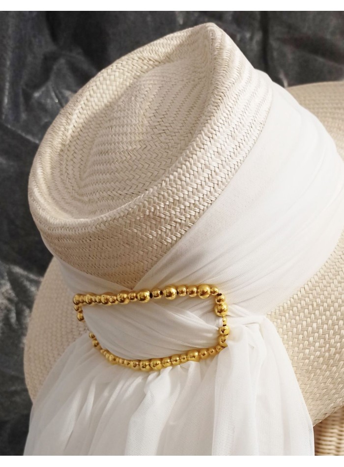 Sombrero de novia o invitada con velo rematado y hebilla de bolitas.