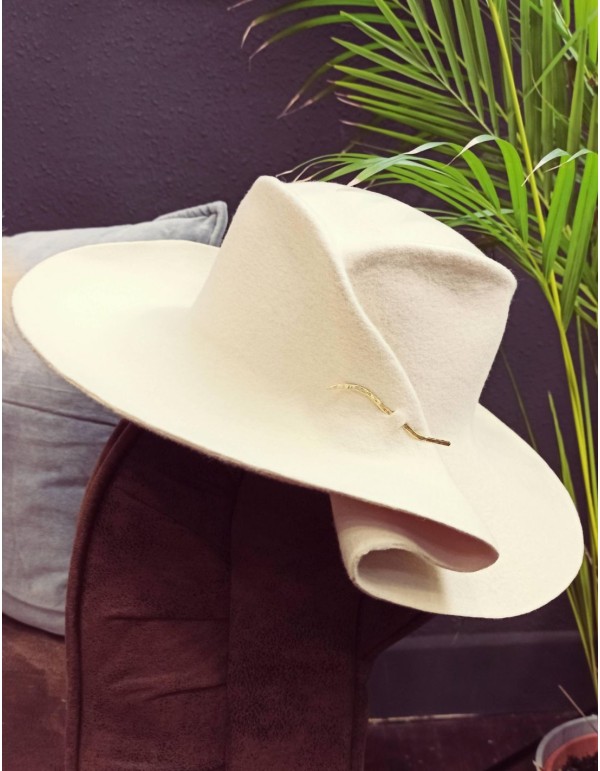 Sombrero blanco de lana con pliegue y volante.