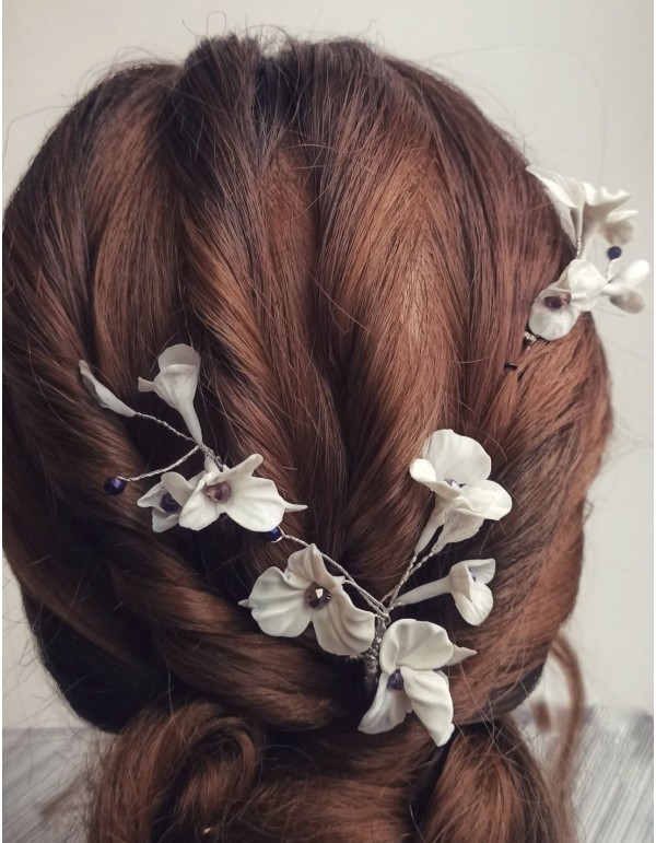 Horquillas blancas para novias con flores y detalles de pedrería. 2