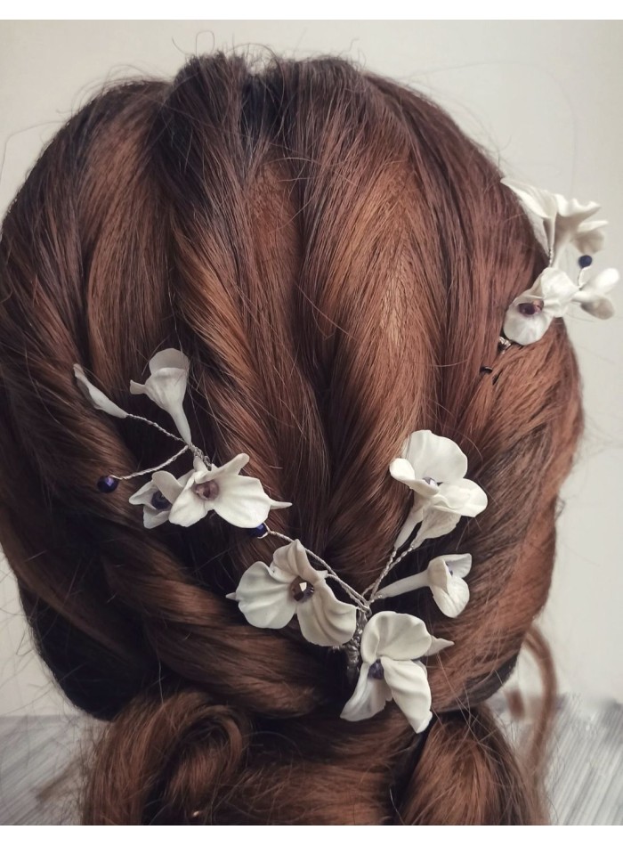 Bridal hairpin set with flowers and leaves.