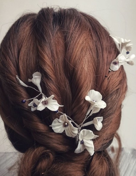 Conjunto de horquillas para novia con flores y hojas.