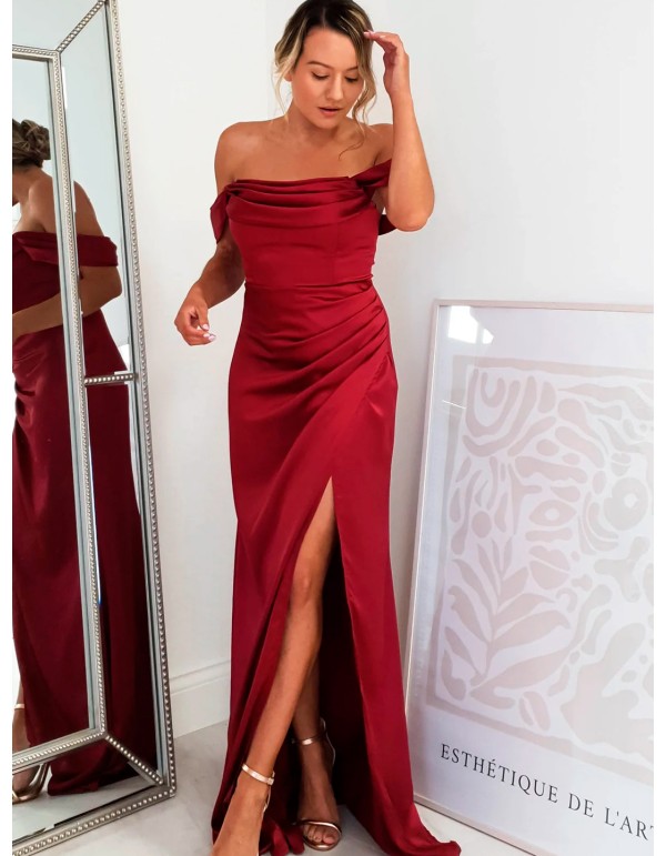 Vestido de fiesta con escote bandeau corpiño y tejido satinado rojo