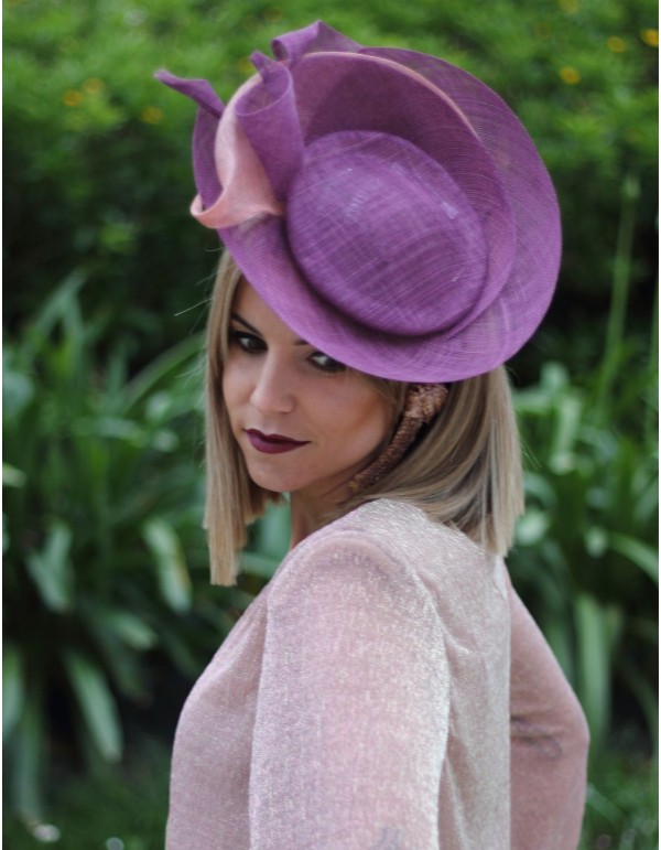 Tocado de invitada en color malva con detalles en rosa. 2