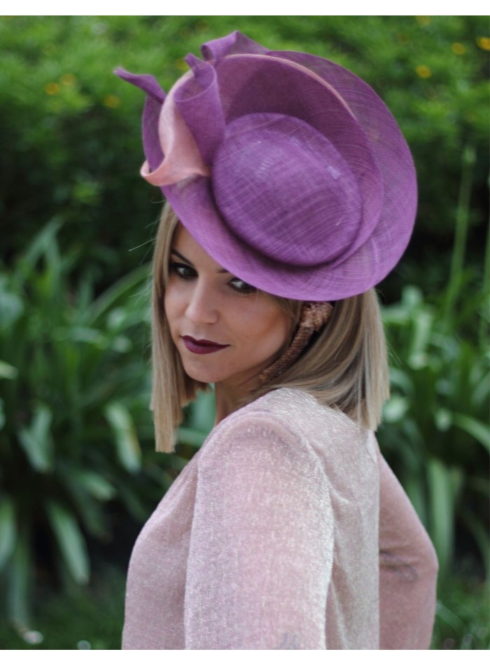Mauve headpiece with plate-shaped brim and pink details.