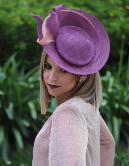 Mauve headpiece with plate-shaped brim and pink details. Mauve headpiece with plate-shaped brim and pink details.