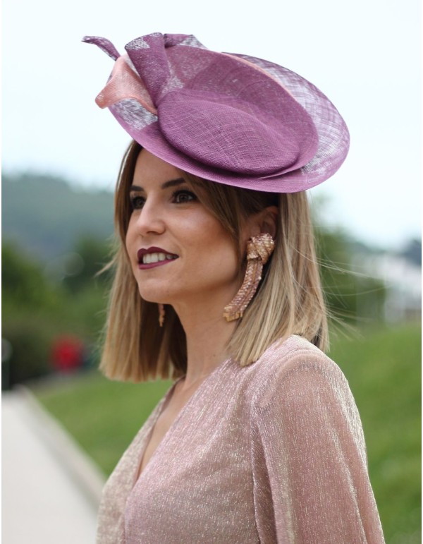 Tocado de invitada en color malva con detalles en rosa.
