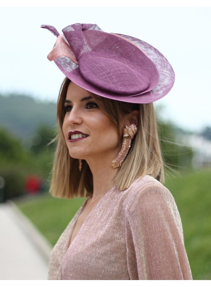 Mauve guest headpiece with pink details.