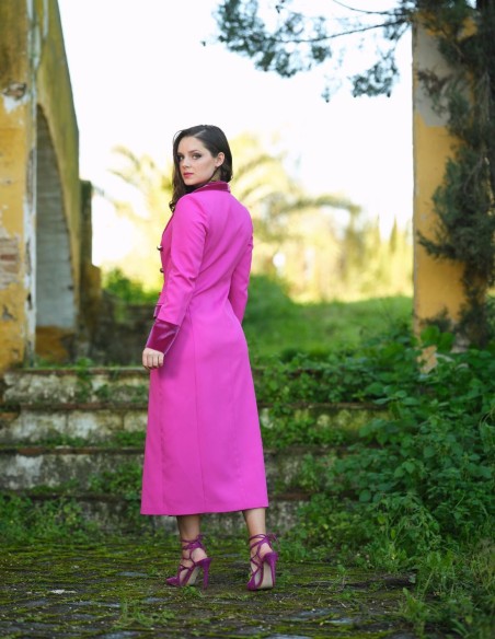 Robe de soirée croisée avec décolleté plongeant