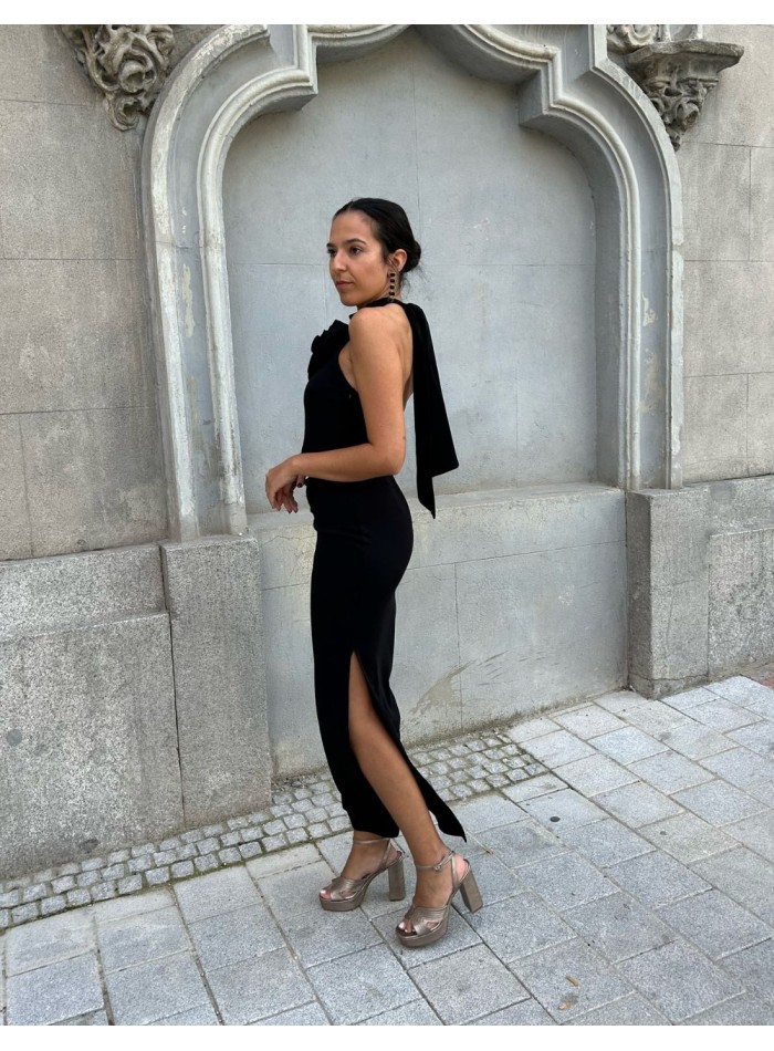 Vestido midi de fiesta en color negro para eventos de noche.