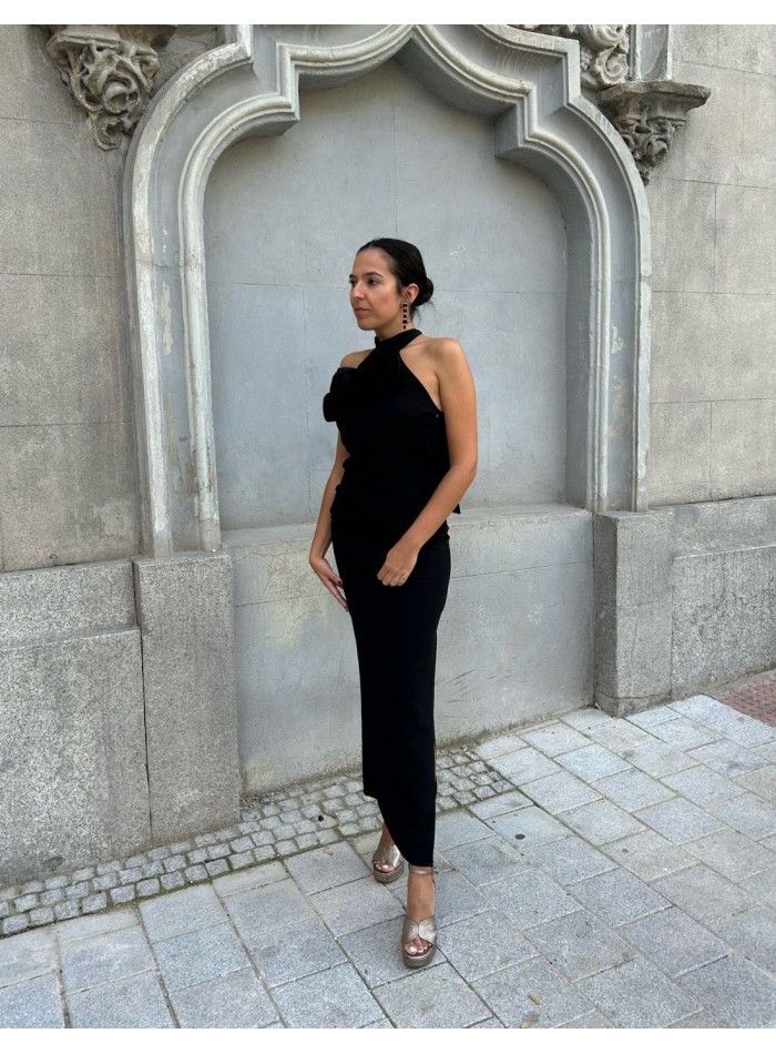 Vestido midi de fiesta con escote halter y abertura lateral.