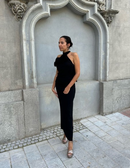 Midi party dress with halter neckline and side slit. Midi party dress with halter neckline and side slit.
