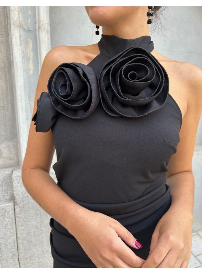 Midi dress with flowers trend in the neckline.