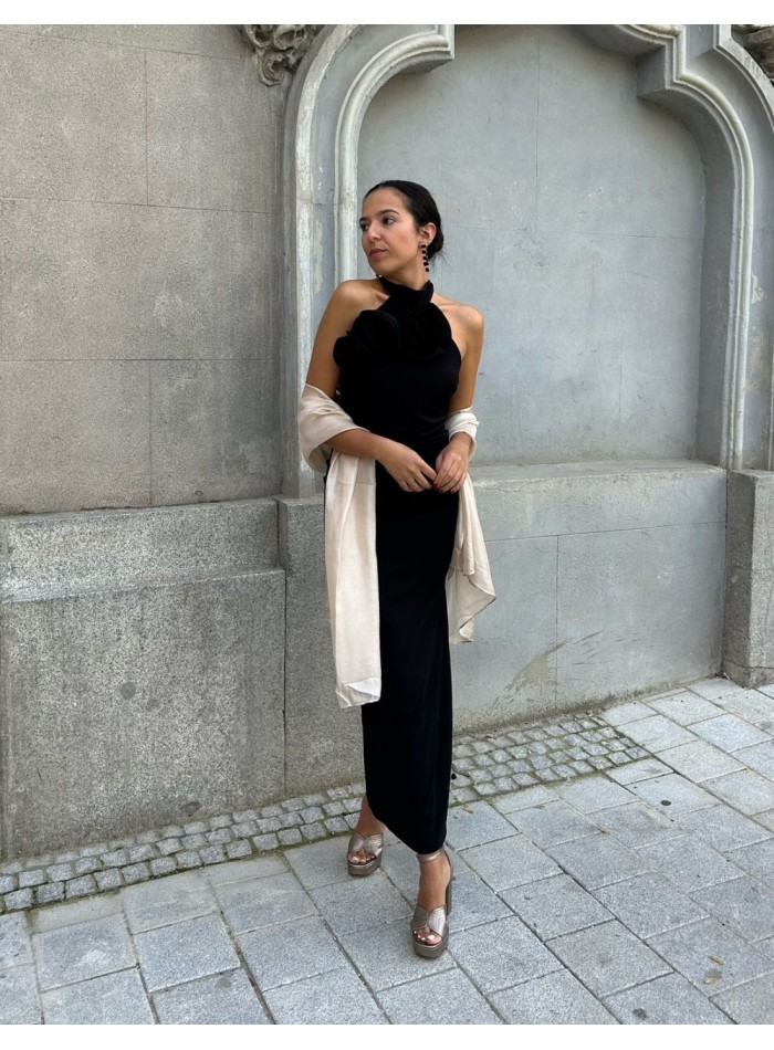 Vestido midi de fiesta negro con chal para invitada.