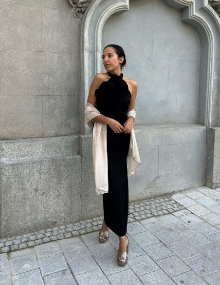 Vestido midi de fiesta negro con chal para invitada. Vestido midi de fiesta negro con chal para invitada.